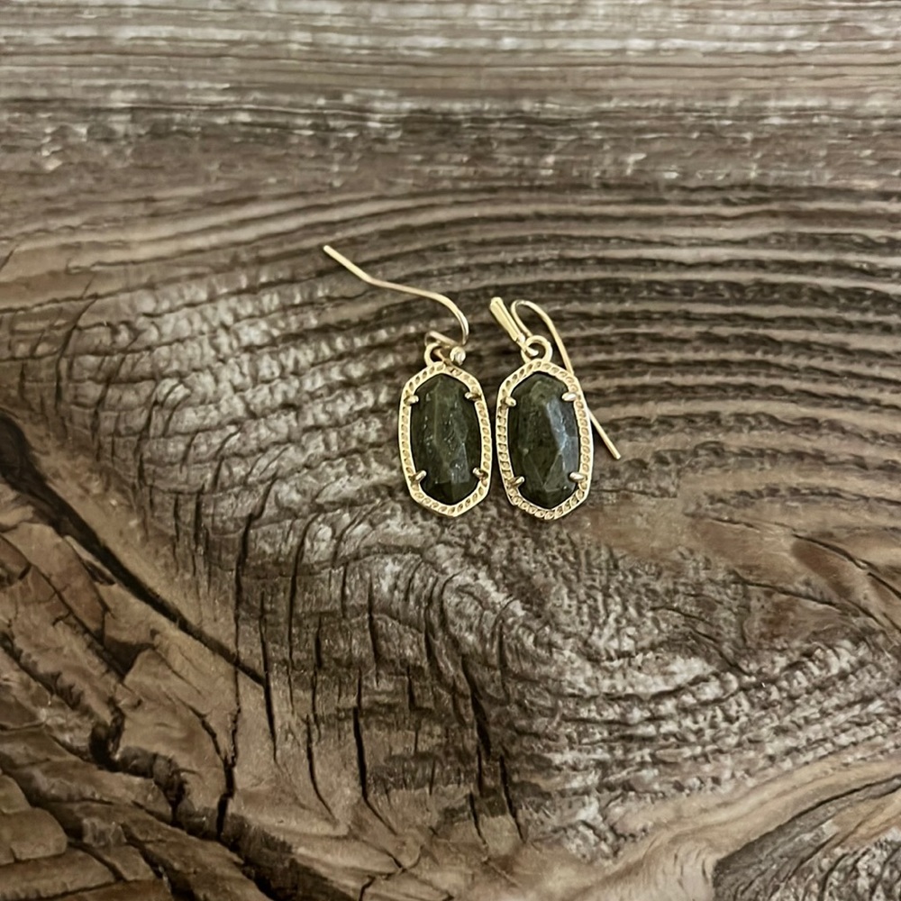 super cute kendra scott earrings